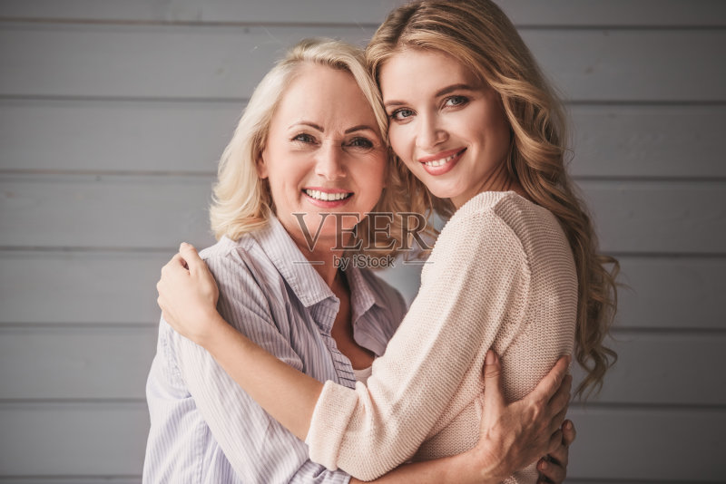 年长的母亲和成年的女儿正版图片素材