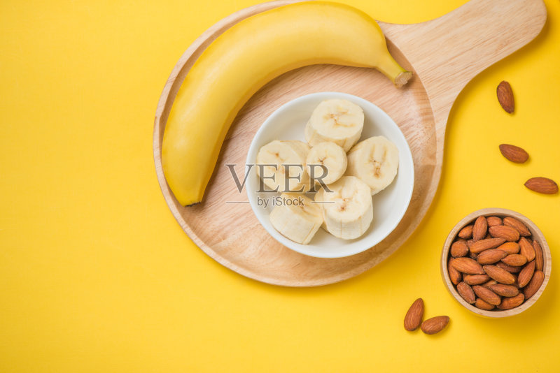 新鲜制作的香蕉冰沙在一个玻璃杯在黄色的背景正版图片素材