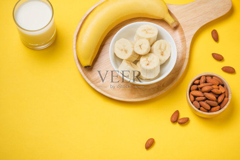 新鲜制作的香蕉冰沙在一个玻璃杯在黄色的背景正版图片素材