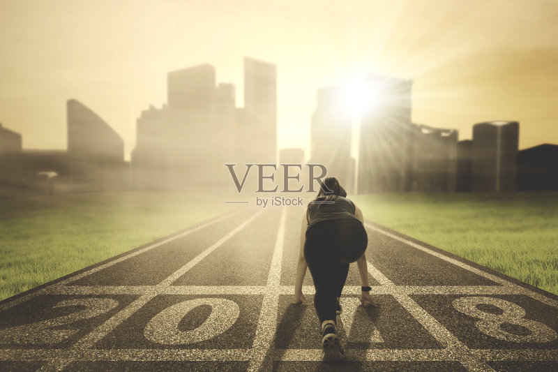 年轻女子准备去一座城市正版图片素材