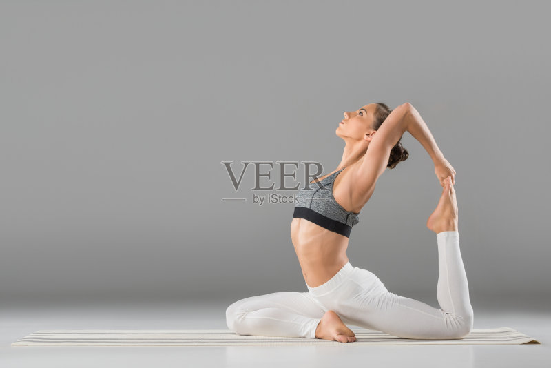 女人练习瑜伽正版图片素材
