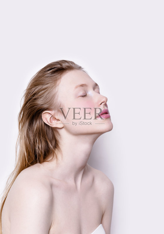 美丽的年轻女子闭着眼睛看起来清新可爱正版图片素材