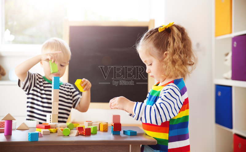 小孩子在玩积木正版图片素材