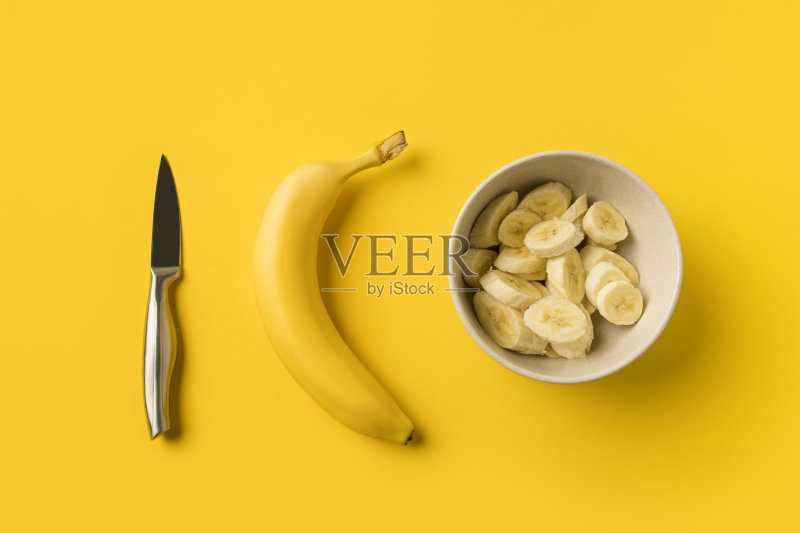 盘子与切香蕉和刀正版图片素材