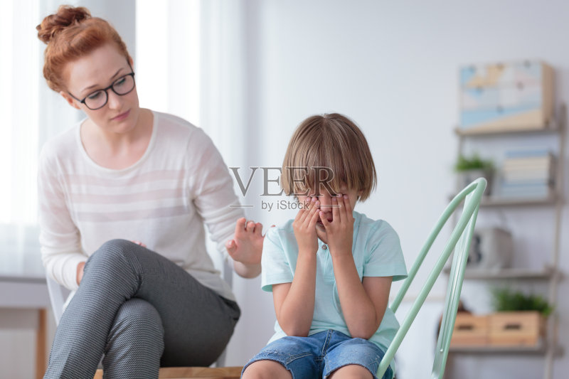 焦急的母亲安慰哭泣的儿子正版图片素材