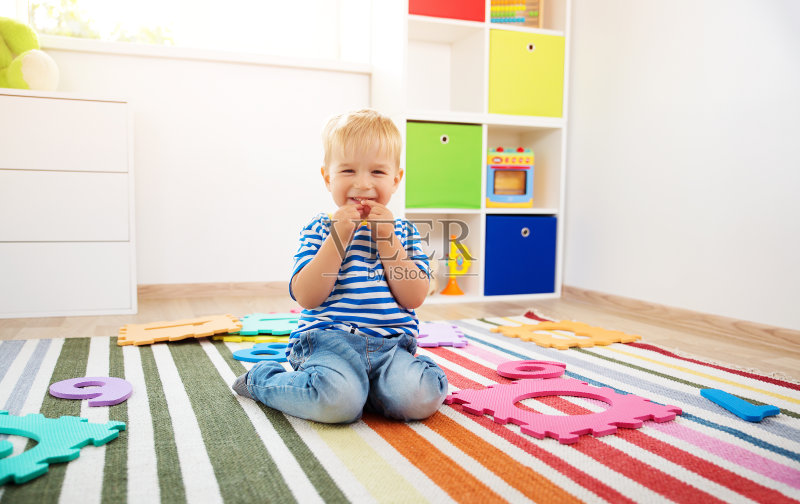 小孩子在玩数字游戏正版图片素材