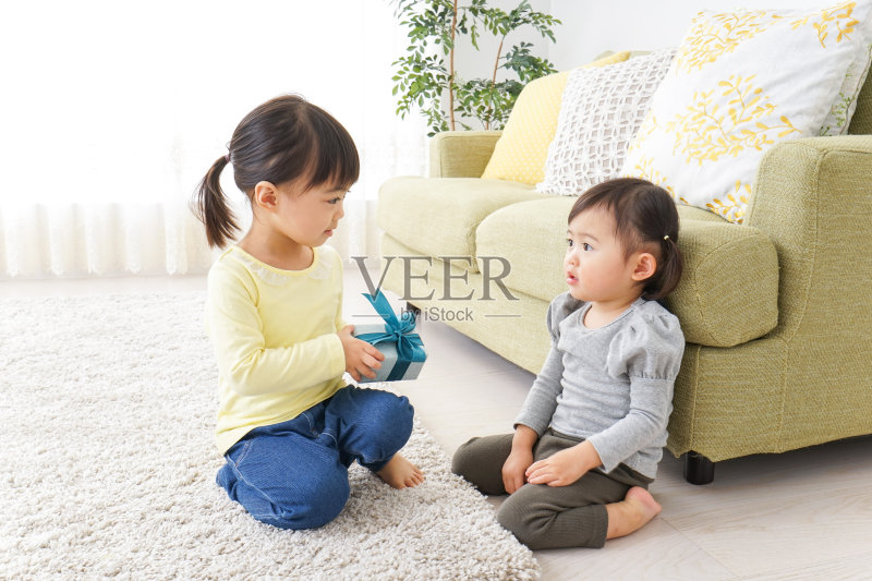 孩子们交换礼物正版图片素材