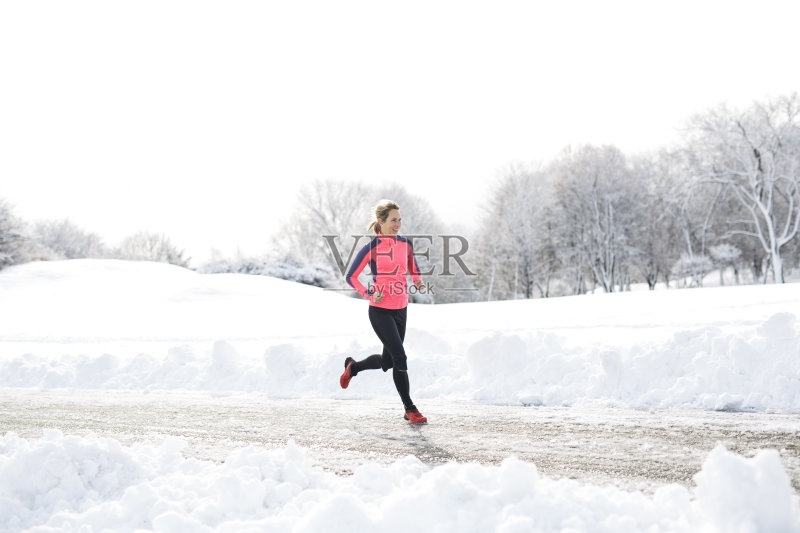 冬季健身跑步的女人正版图片素材