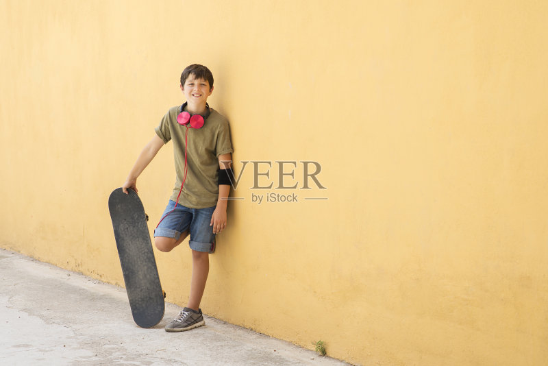 一个在城市街道上玩滑板的青少年正版图片素材