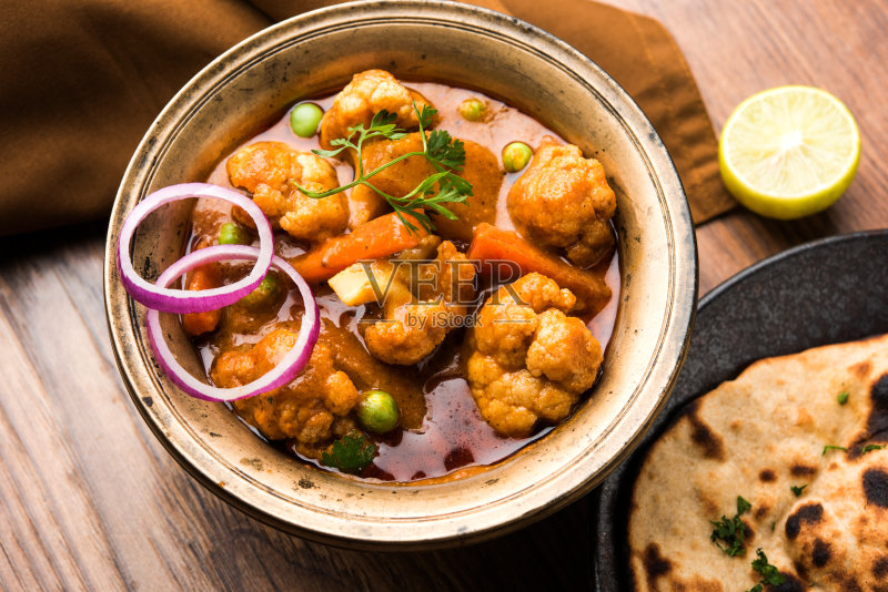 Aloo Gobi matar是一道著名的印度咖喱菜，搭配土豆、花椰菜和绿豌豆正版图片素材
