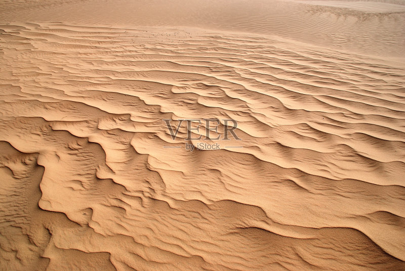 美丽的波浪图案在沙漠的沙子正版图片素材