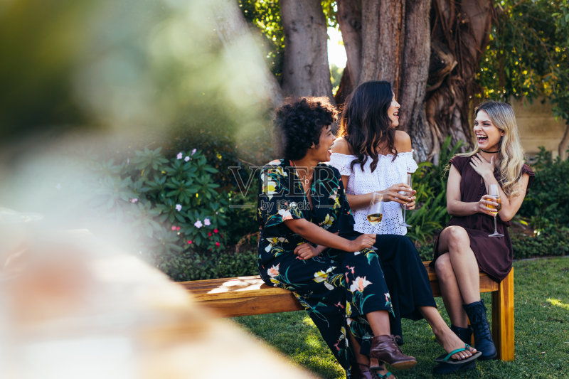 快乐的年轻姑娘们一起喝酒正版图片素材