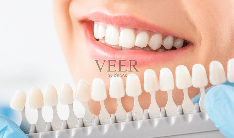 美丽的微笑和洁白的牙齿，一个年轻女子。正版图片素材