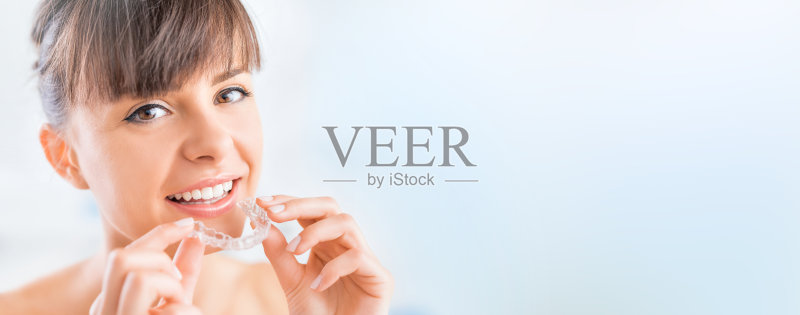 美丽的微笑和洁白的牙齿，一个年轻女子。正版图片素材