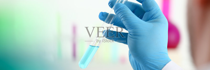 一个男化学家拿着一个玻璃试管正版图片素材