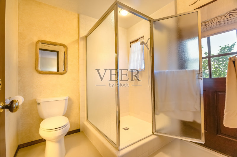 走进南加州的淋浴间，有温暖的灯光和出口正版图片素材