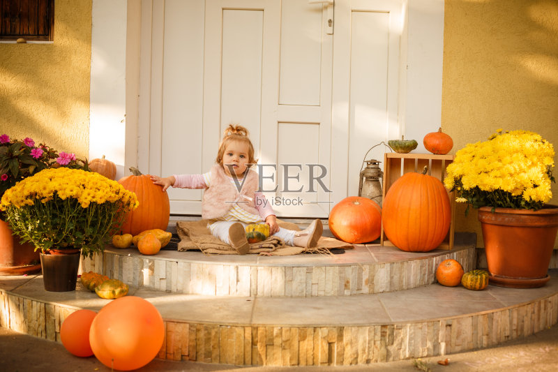 宝贝在门廊上玩耍正版图片素材