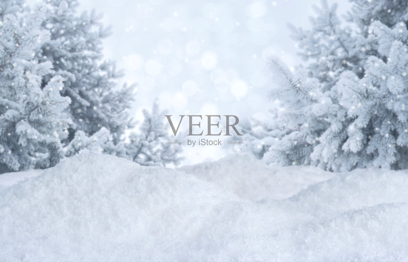 冬季抽象模糊的背景。有松树和雪堆的霜冻景观正版插画素材
