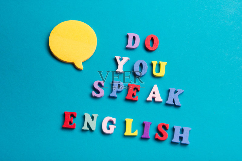 学习英语的概念。是时候学习语言了。字由彩色的abc字母块木制字母组成，复制空间为广告文字正版图片素材