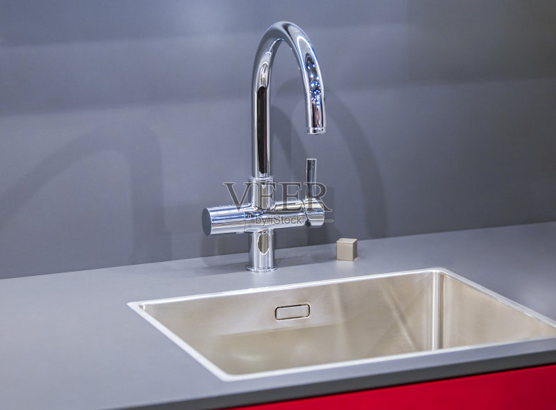 厨房水龙头,内部。闪亮的不锈钢水龙头与铬水龙头正版图片素材