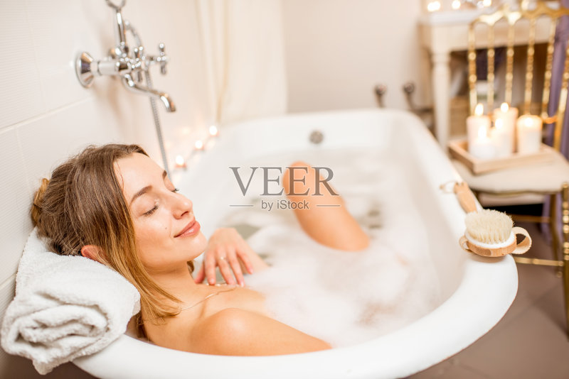 在复古浴室洗澡的女人正版图片素材