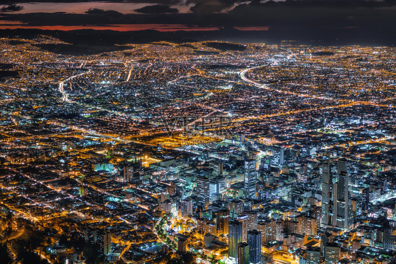 波哥大，哥伦比亚，城市景观和市中心的建筑物在黄昏正版图片素材
