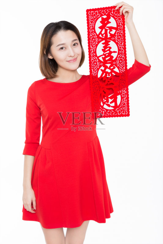 美丽的女孩拿着对联庆祝春节正版图片素材