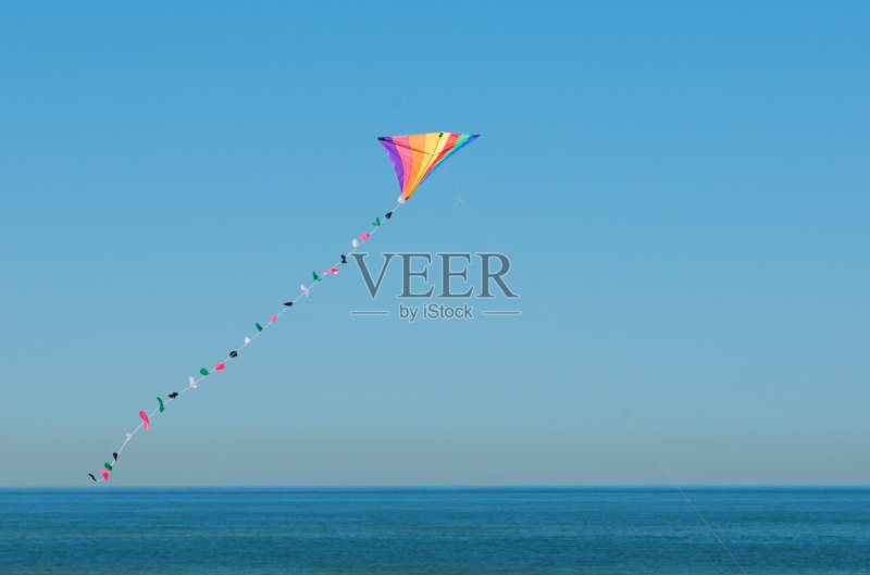 五颜六色的风筝在天空中飞翔正版图片素材