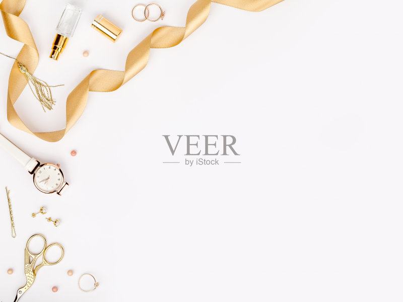 女性时尚时尚配件在金色的白色背景与文本复制空间。美丽、时尚、珠宝和购物理念。时尚平铺构图，俯视图正版图片素材