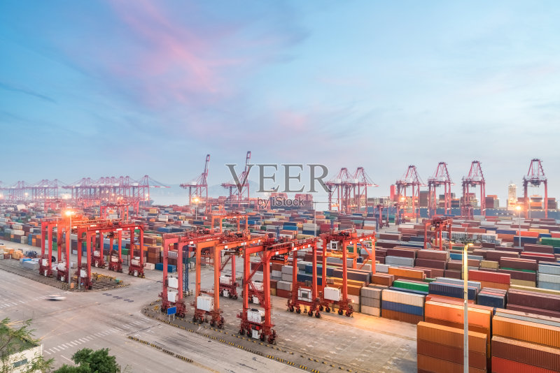 日落时分的集装箱码头正版图片素材
