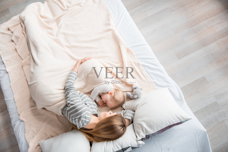 一个女人抱着她的女儿睡觉正版图片素材
