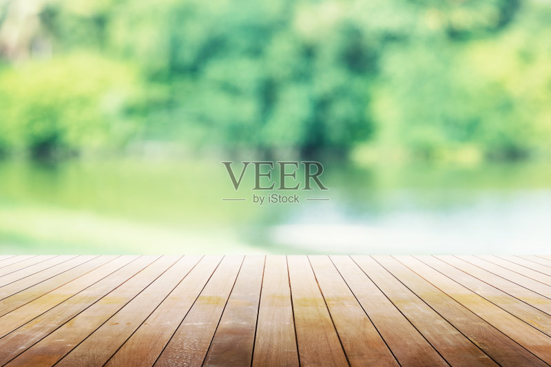 空木桌与在花园的背景模糊。正版图片素材
