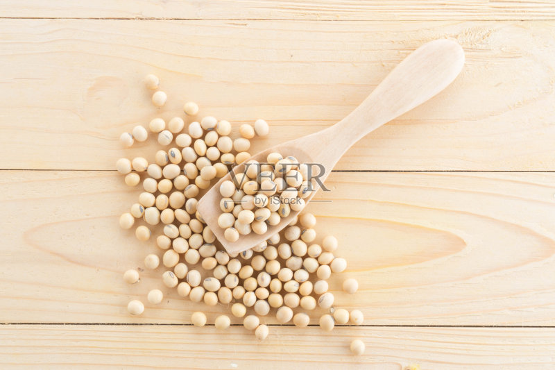 木勺里的大豆在木头背景上正版图片素材