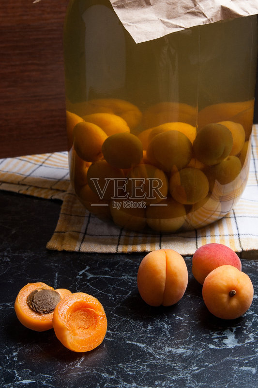 多汁的收获杏和大玻璃罐杏罐头正版图片素材