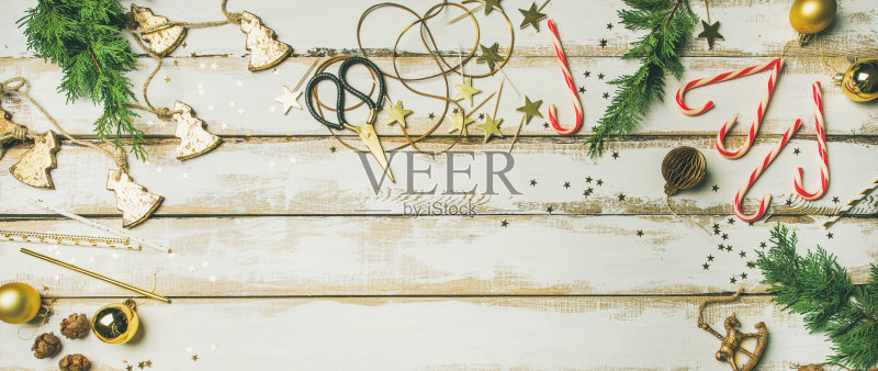 节日装饰玩具，蜡烛，绳子，花环，树枝，糖果手杖正版图片素材