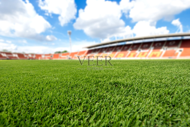 足球场上的球在绿色草地上，足球场上的背景纹理正版图片素材