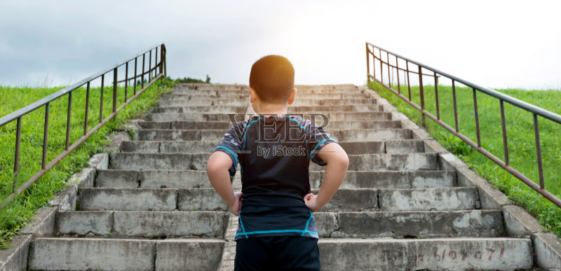 那男孩准备跑正版图片素材