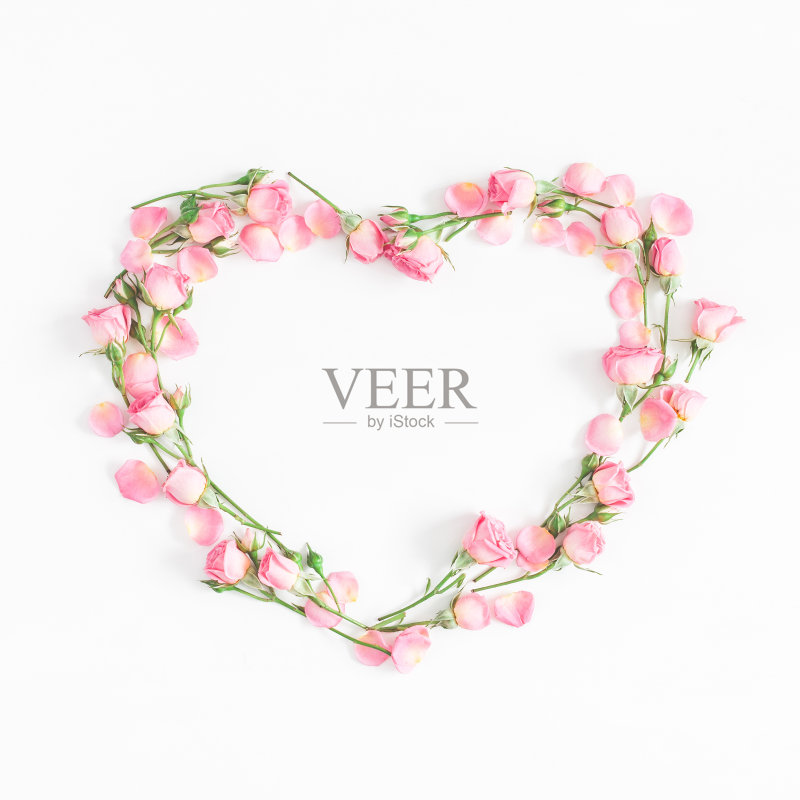 心形象征着粉红色的玫瑰花朵。平躺，俯视图正版图片素材