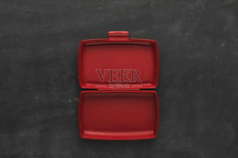 黑色背景上的空塑料食品容器正版图片素材