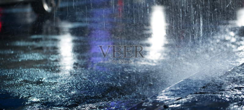 晚上下着大雨，汽车模糊不清。正版图片素材