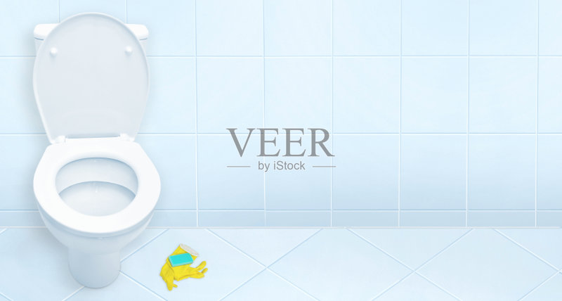 手戴黄色手套清洁厕所。正版图片素材