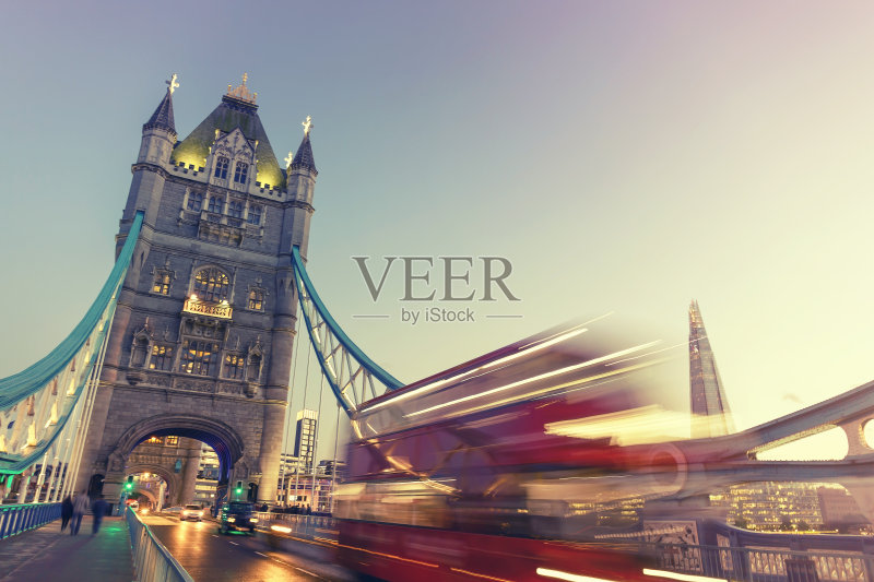 黄昏时分，伦敦塔桥上一辆双层巴士的灯光轨迹正版图片素材