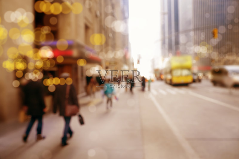 模糊运动的人在繁忙的街道上正版图片素材