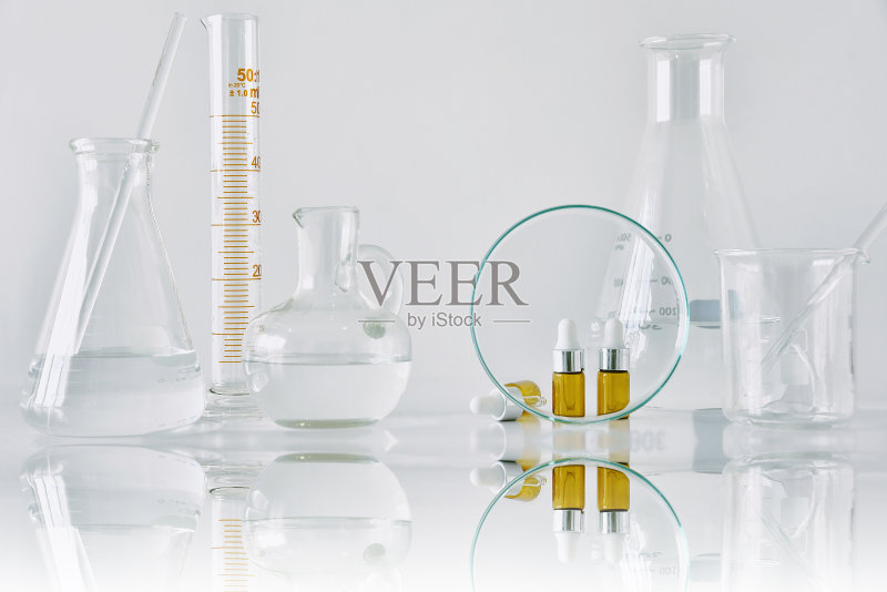 棕色化妆品瓶容器和科学玻璃器皿，专注于品牌模型的空白包装正版图片素材