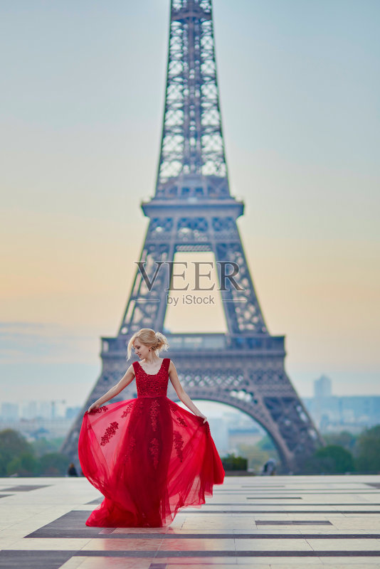 身穿红色长裙的女子在埃菲尔铁塔附近跳舞正版图片素材