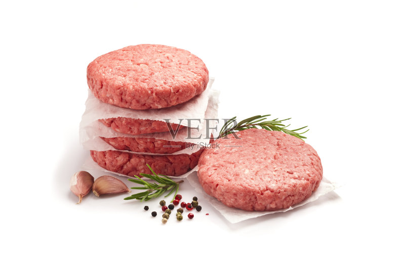 白色背景下的生汉堡肉饼正版图片素材