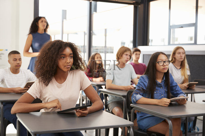 老师站在她高中班级的后面正版图片素材