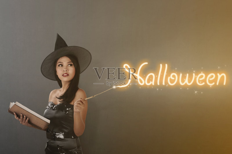 美丽的亚洲女巫与魔杖正版图片素材