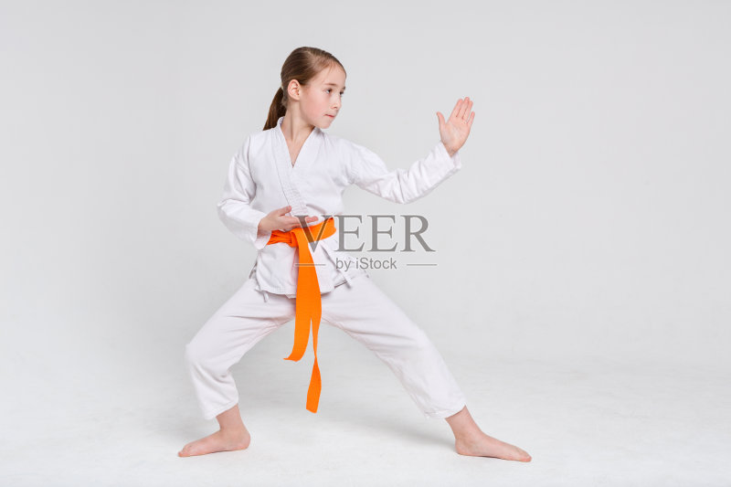 穿着和服的空手道女孩站在演播室背景正版图片素材