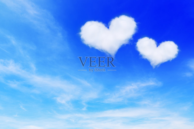 蓝色天空上的两朵心型云作为情人节的背景正版图片素材